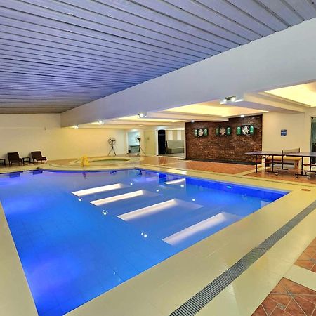 מנילה Burgundy Mckinley Place Service Apartment מראה חיצוני תמונה