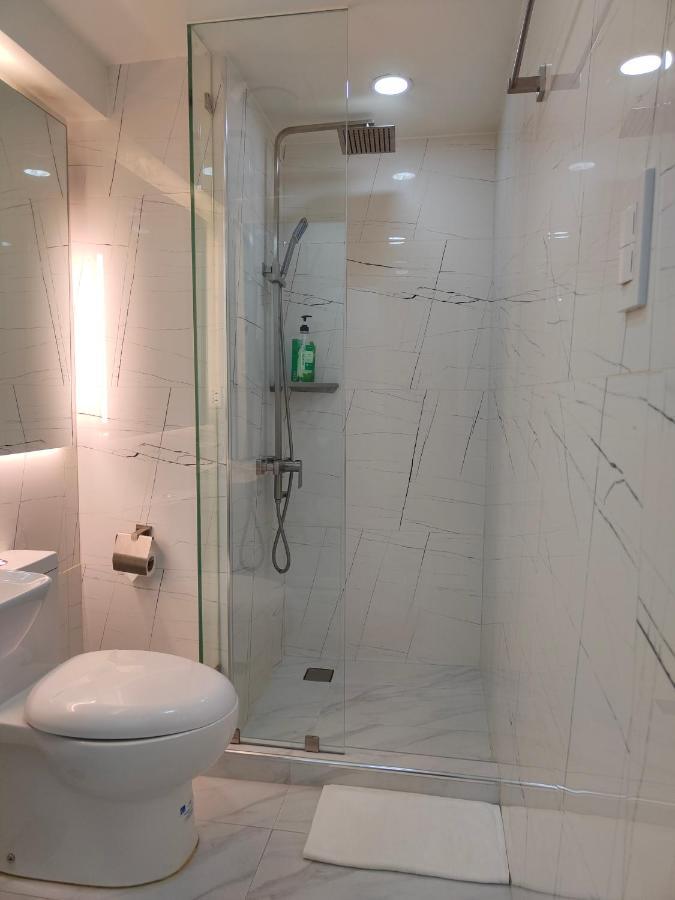 מנילה Burgundy Mckinley Place Service Apartment מראה חיצוני תמונה