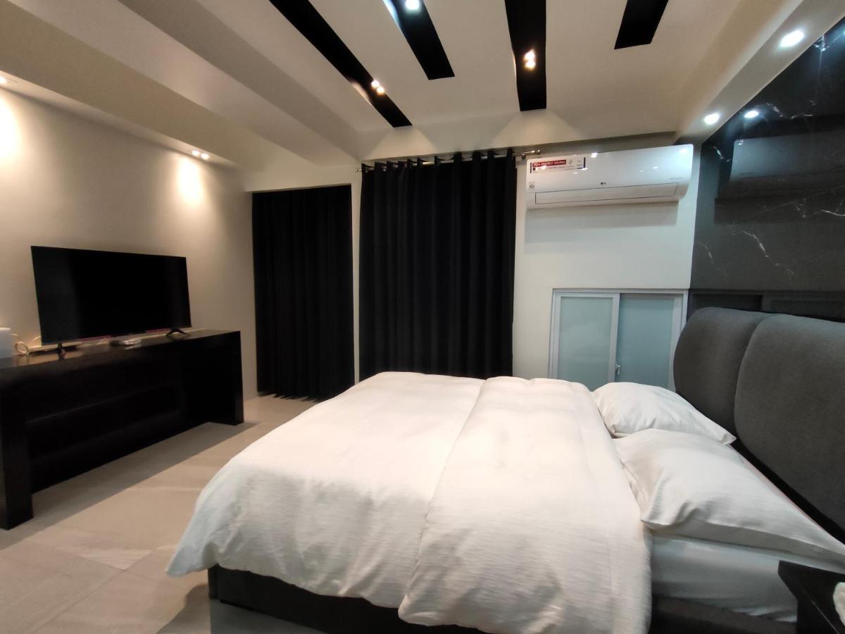 מנילה Burgundy Mckinley Place Service Apartment מראה חיצוני תמונה
