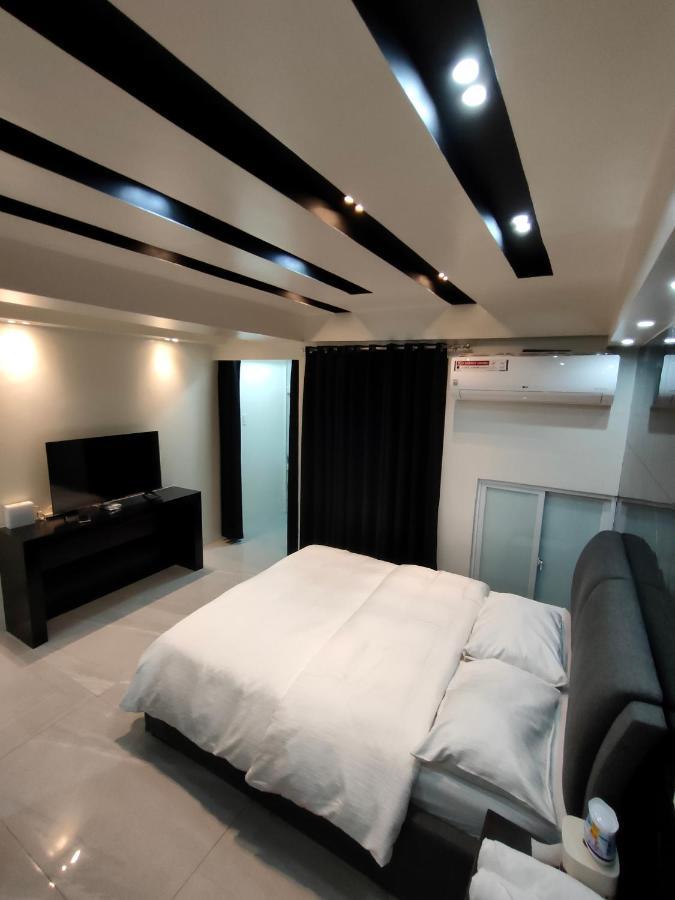מנילה Burgundy Mckinley Place Service Apartment מראה חיצוני תמונה