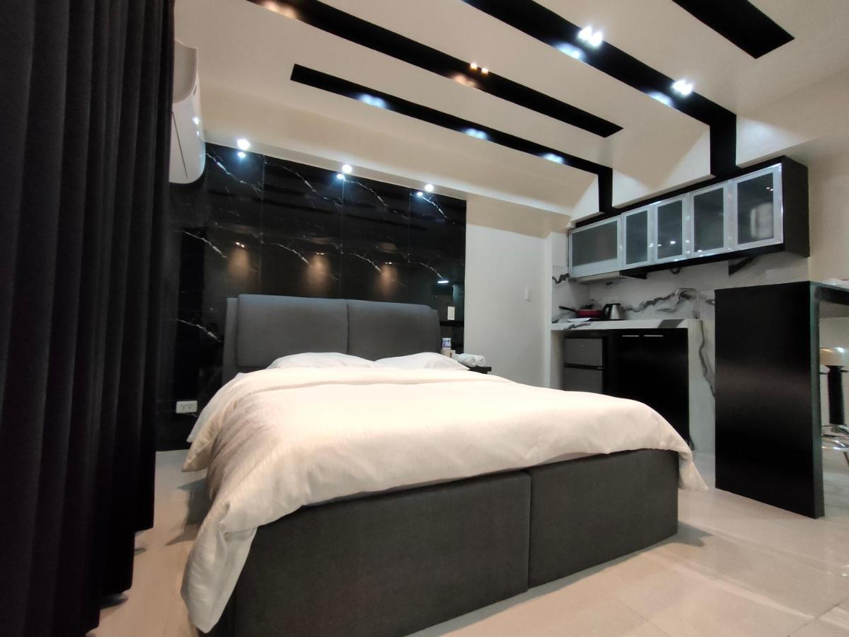 מנילה Burgundy Mckinley Place Service Apartment מראה חיצוני תמונה