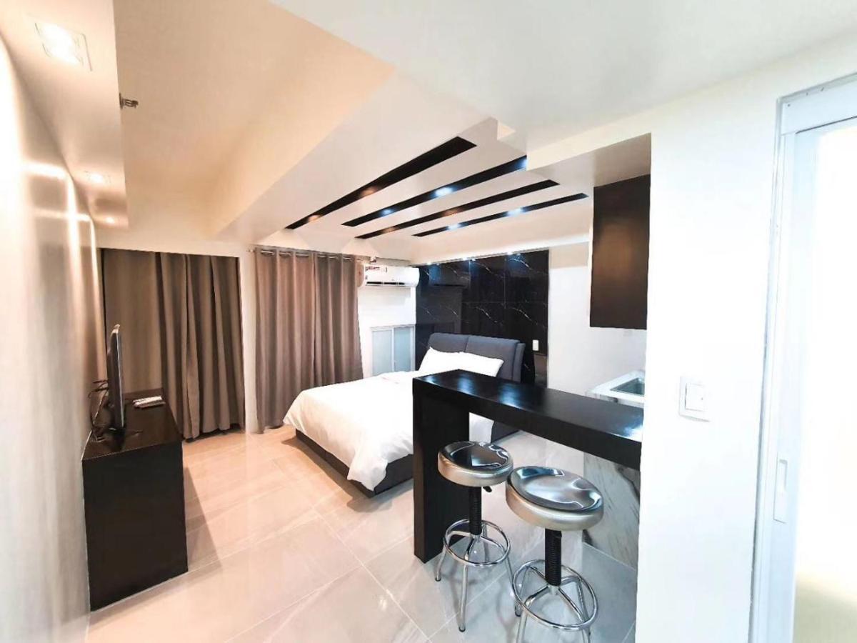 מנילה Burgundy Mckinley Place Service Apartment מראה חיצוני תמונה