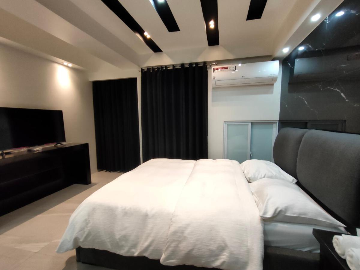 מנילה Burgundy Mckinley Place Service Apartment מראה חיצוני תמונה