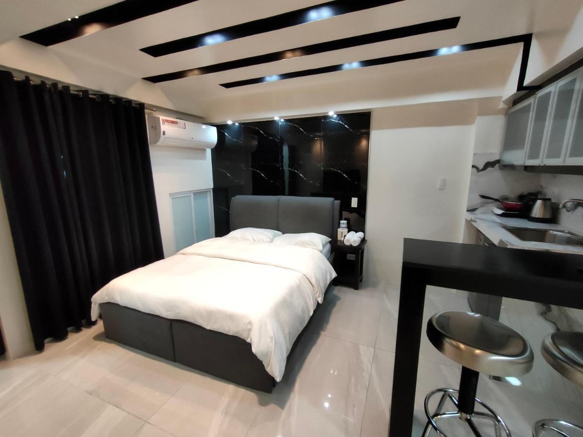 מנילה Burgundy Mckinley Place Service Apartment מראה חיצוני תמונה