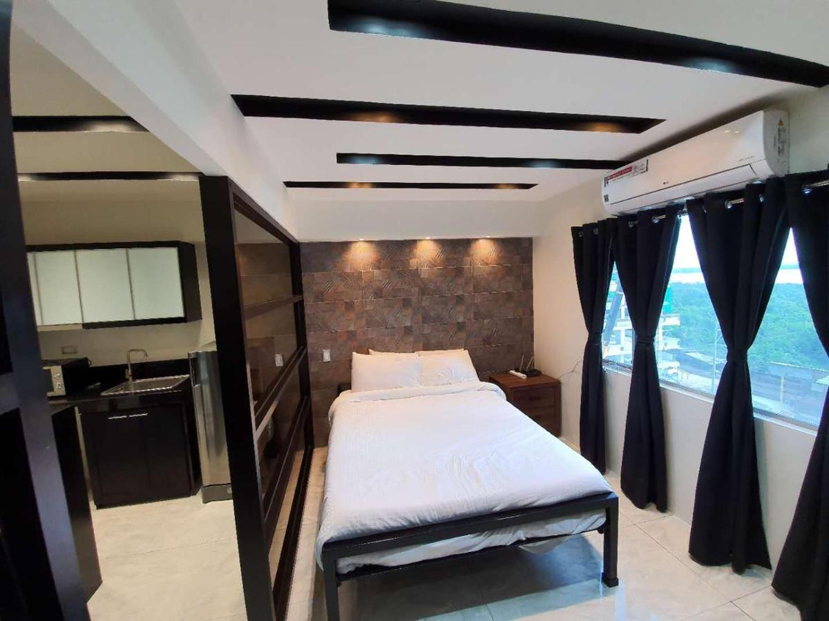 מנילה Burgundy Mckinley Place Service Apartment מראה חיצוני תמונה