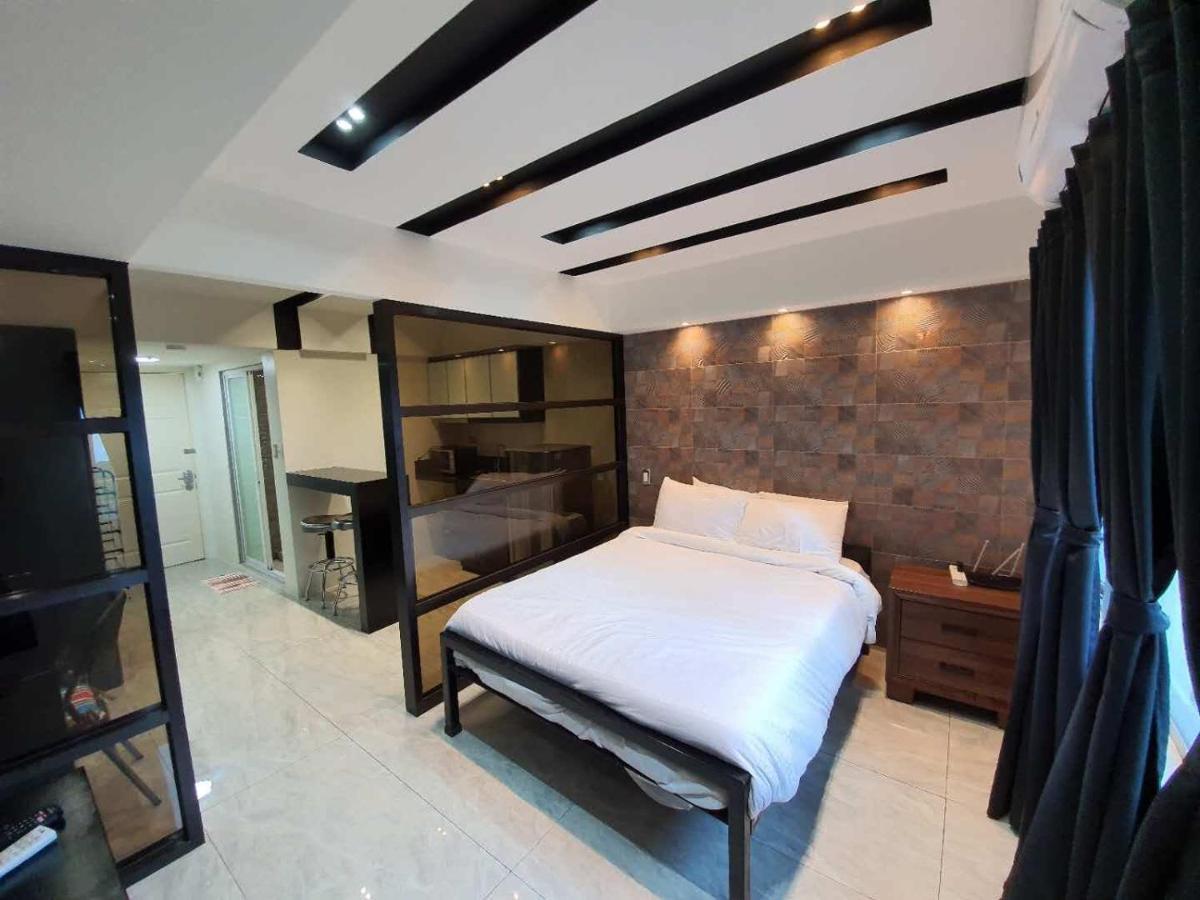 מנילה Burgundy Mckinley Place Service Apartment מראה חיצוני תמונה