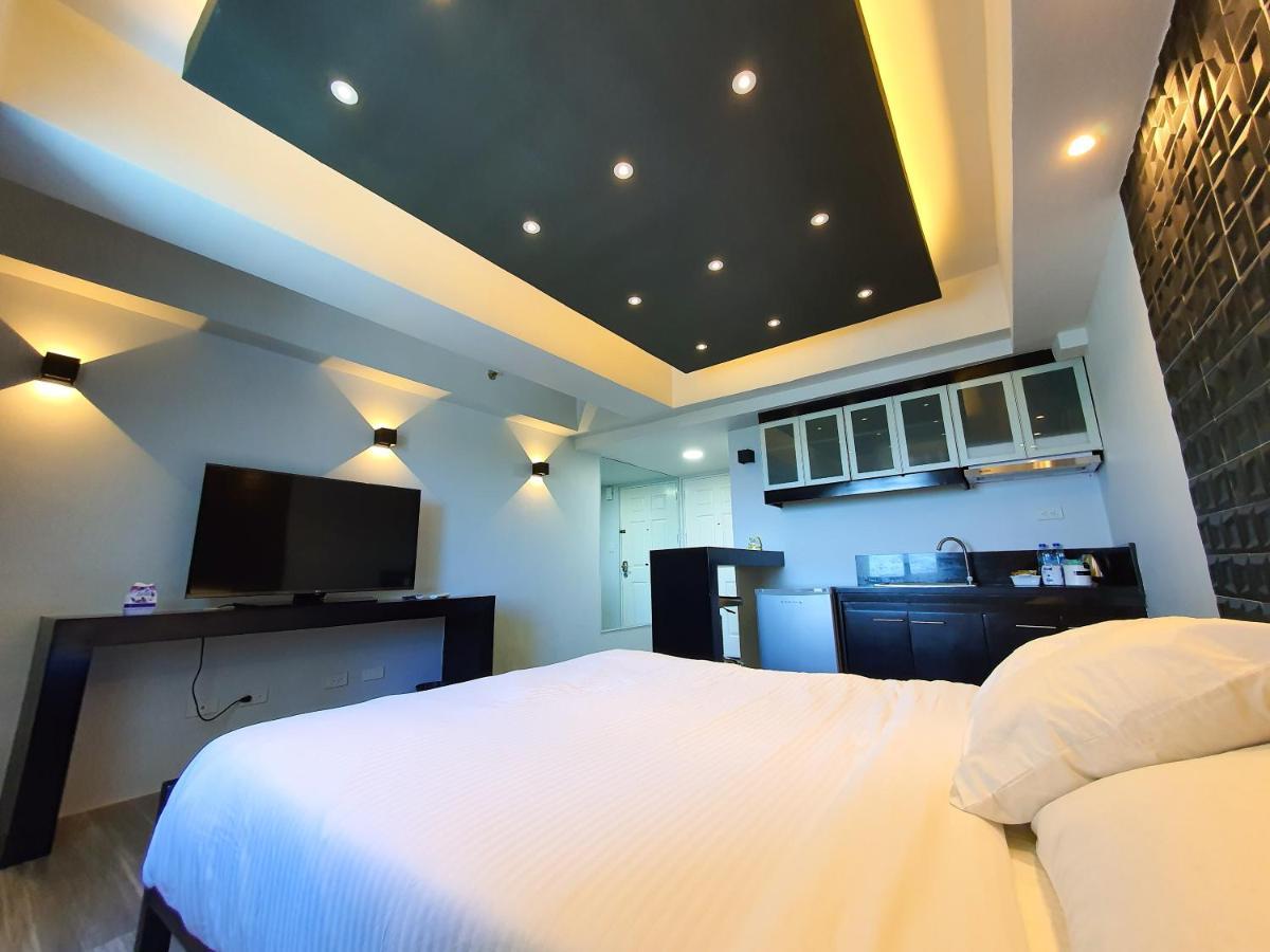 מנילה Burgundy Mckinley Place Service Apartment מראה חיצוני תמונה