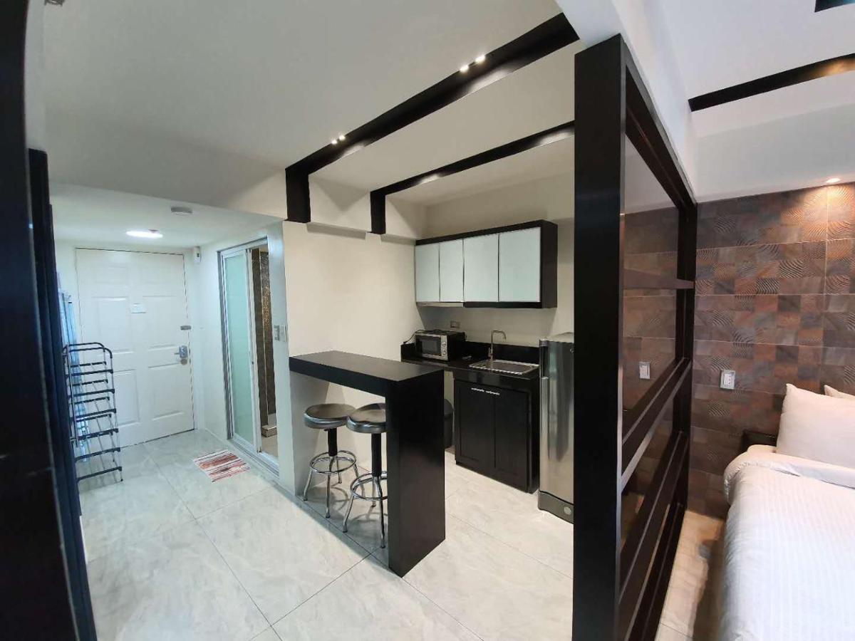 מנילה Burgundy Mckinley Place Service Apartment מראה חיצוני תמונה