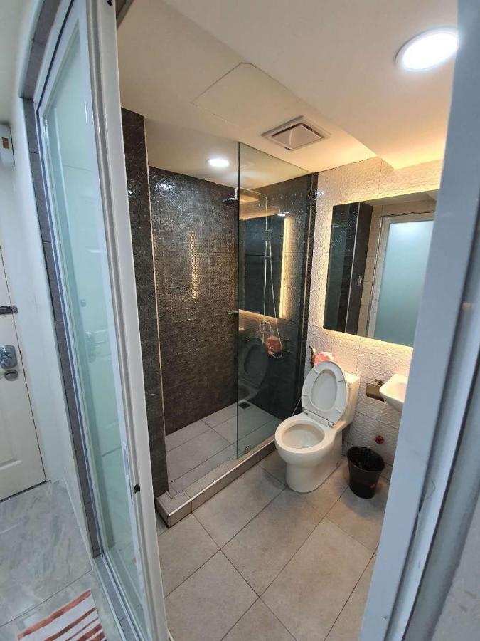 מנילה Burgundy Mckinley Place Service Apartment מראה חיצוני תמונה