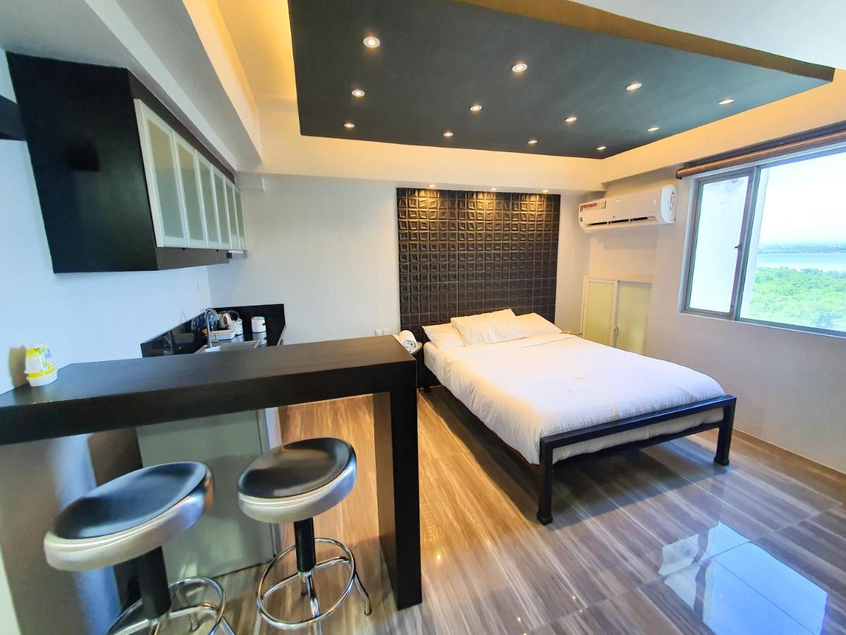 מנילה Burgundy Mckinley Place Service Apartment מראה חיצוני תמונה