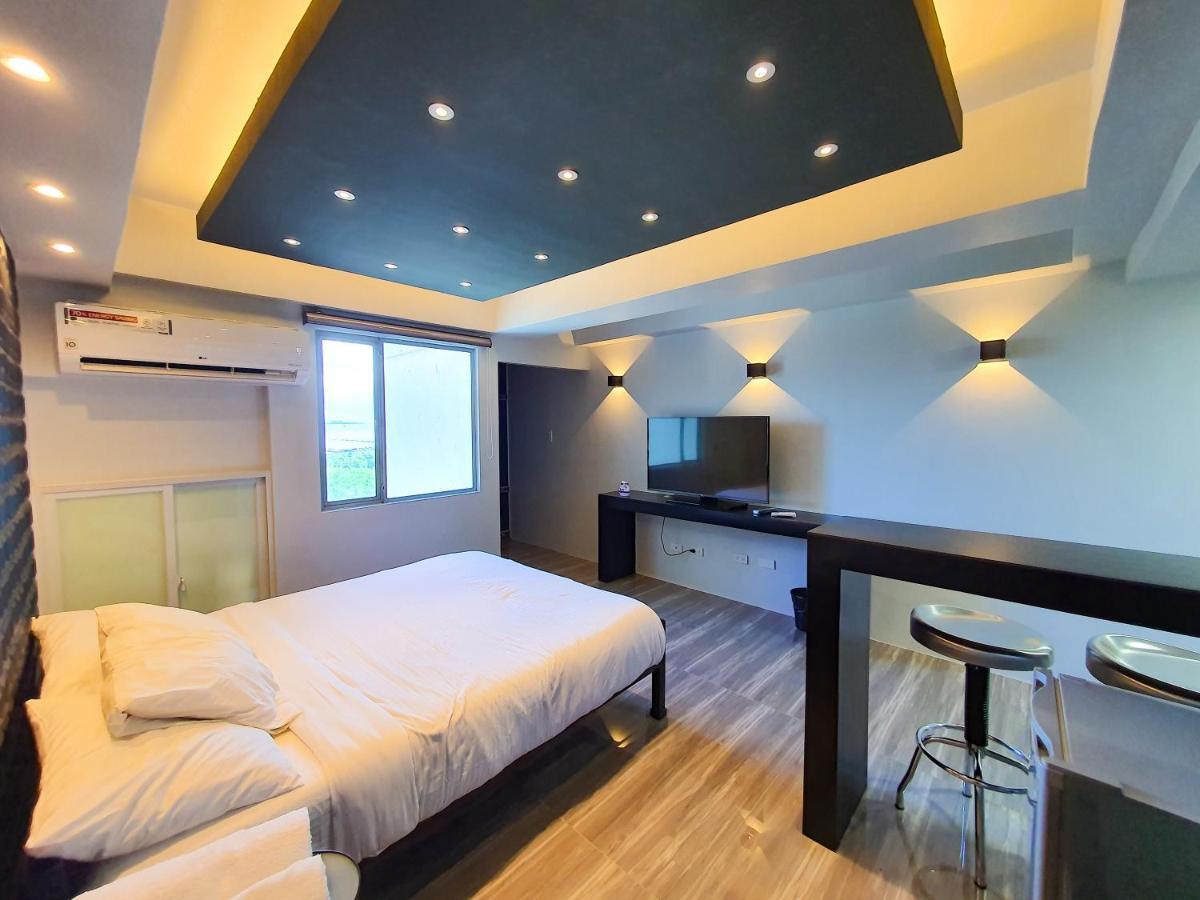 מנילה Burgundy Mckinley Place Service Apartment מראה חיצוני תמונה