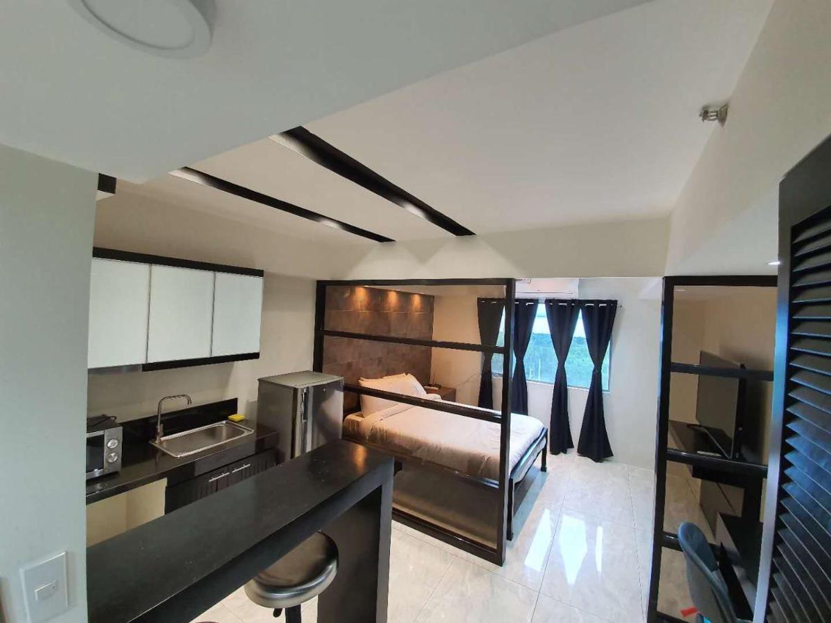 מנילה Burgundy Mckinley Place Service Apartment מראה חיצוני תמונה