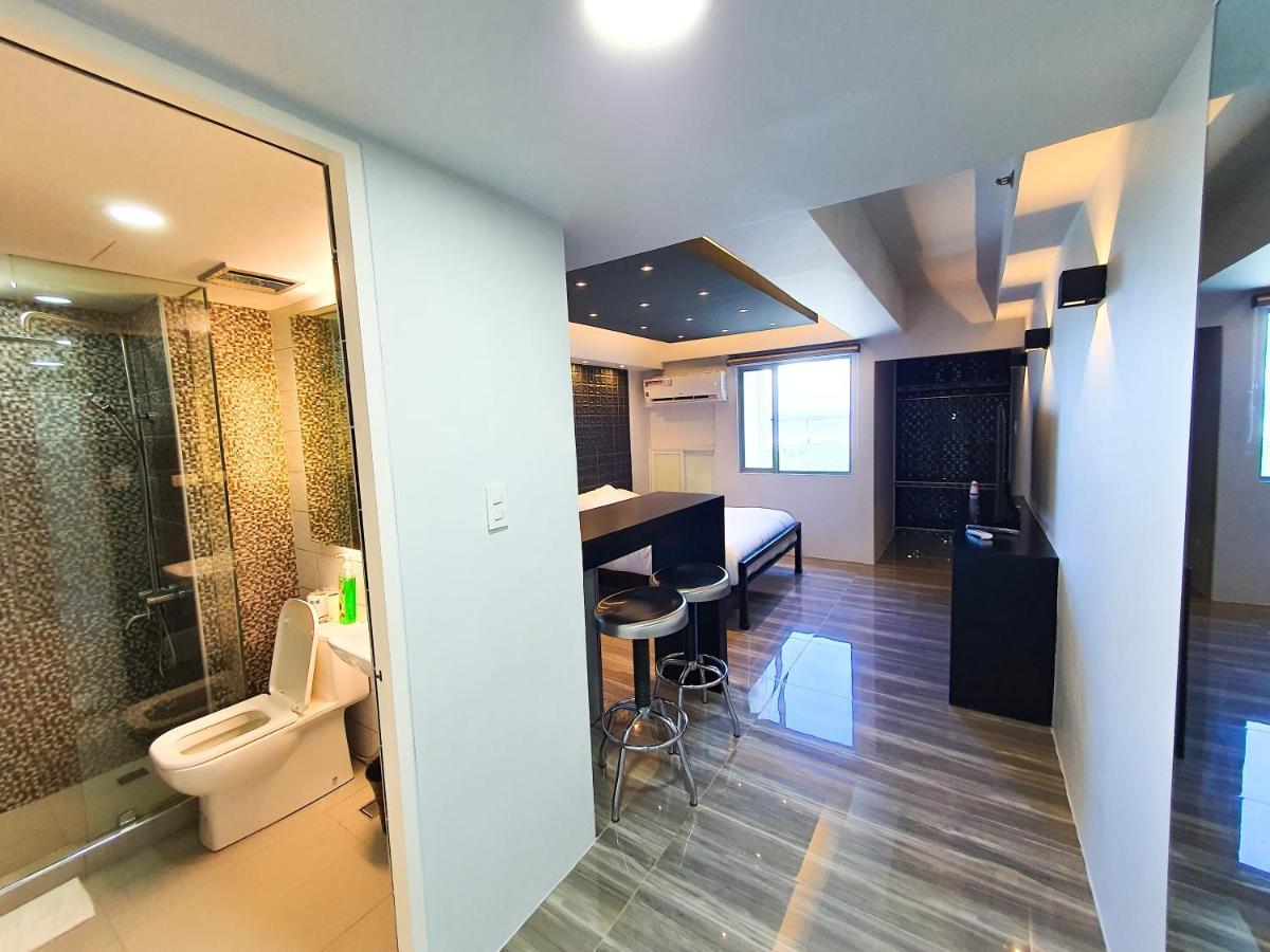 מנילה Burgundy Mckinley Place Service Apartment מראה חיצוני תמונה