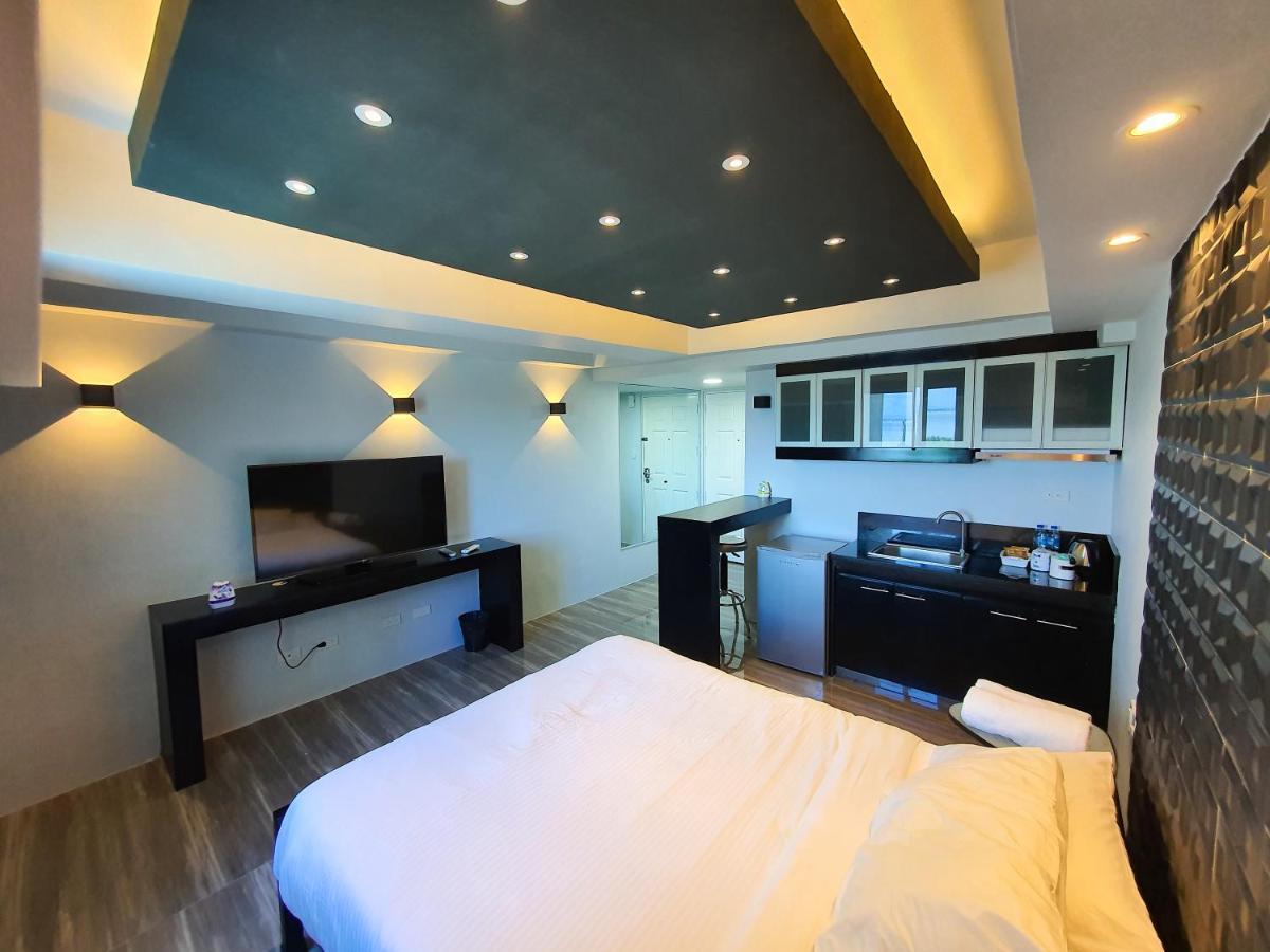 מנילה Burgundy Mckinley Place Service Apartment מראה חיצוני תמונה