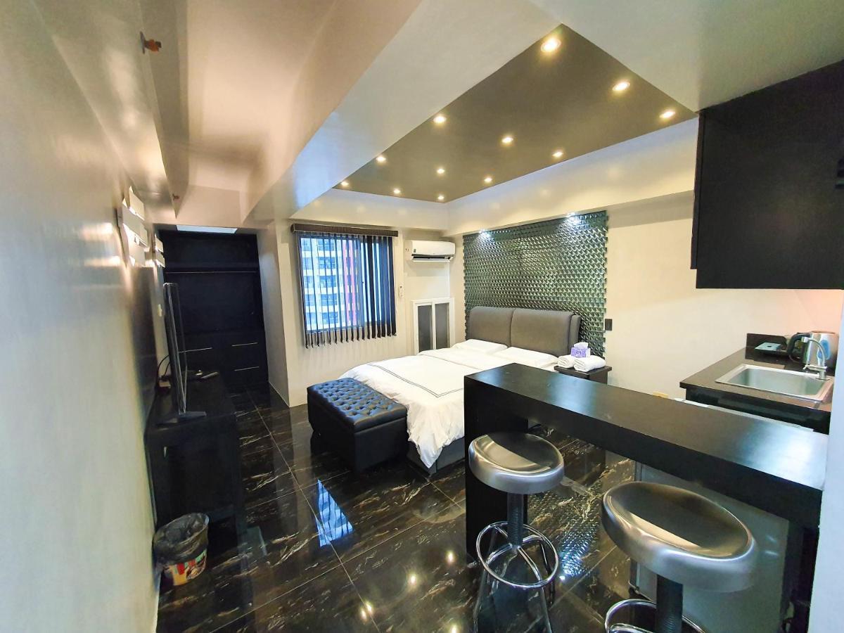 מנילה Burgundy Mckinley Place Service Apartment מראה חיצוני תמונה