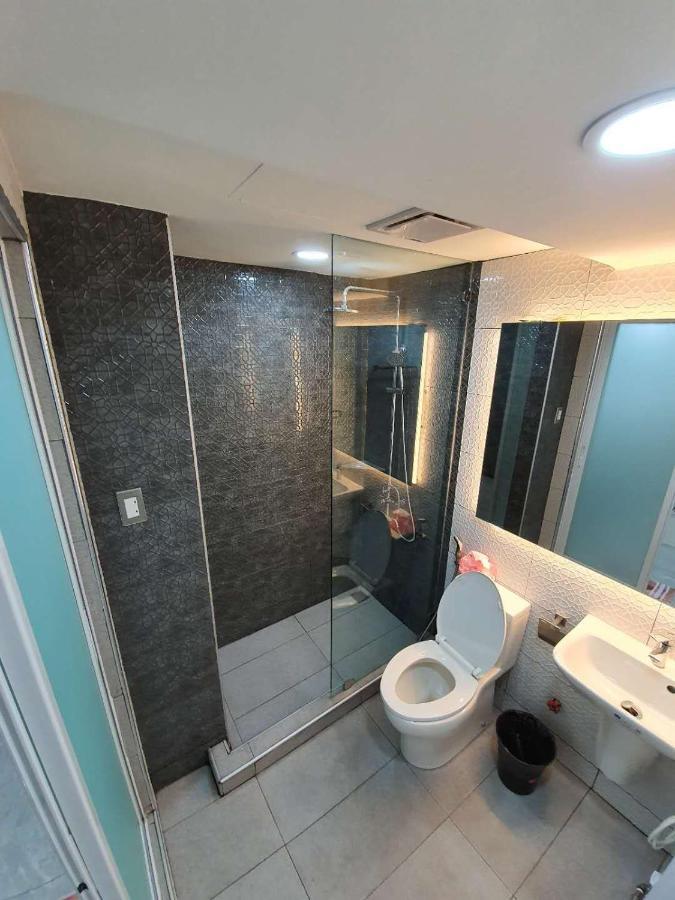 מנילה Burgundy Mckinley Place Service Apartment מראה חיצוני תמונה