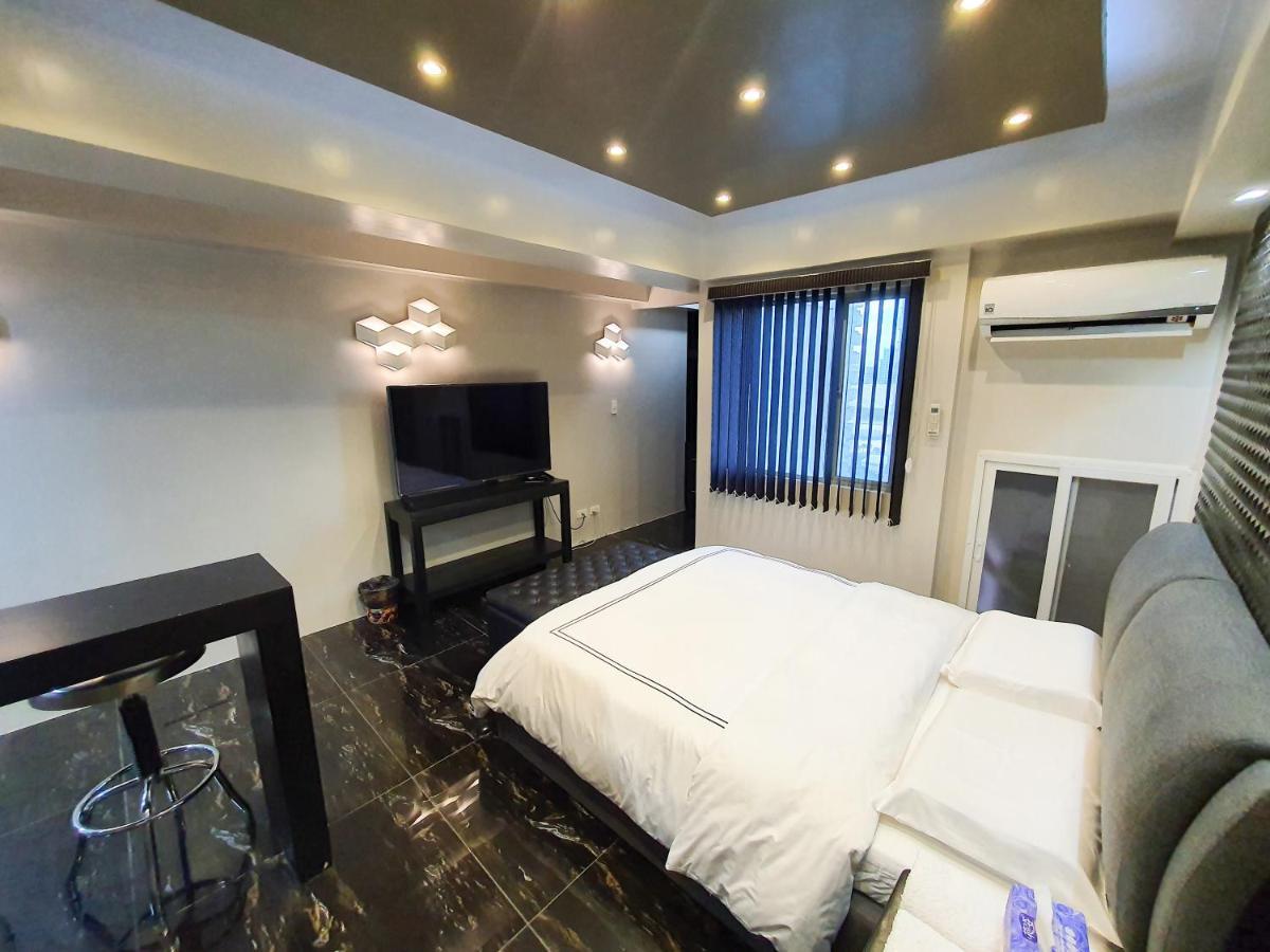 מנילה Burgundy Mckinley Place Service Apartment מראה חיצוני תמונה
