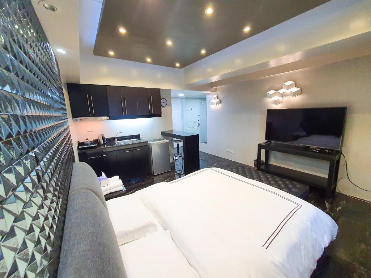 מנילה Burgundy Mckinley Place Service Apartment מראה חיצוני תמונה