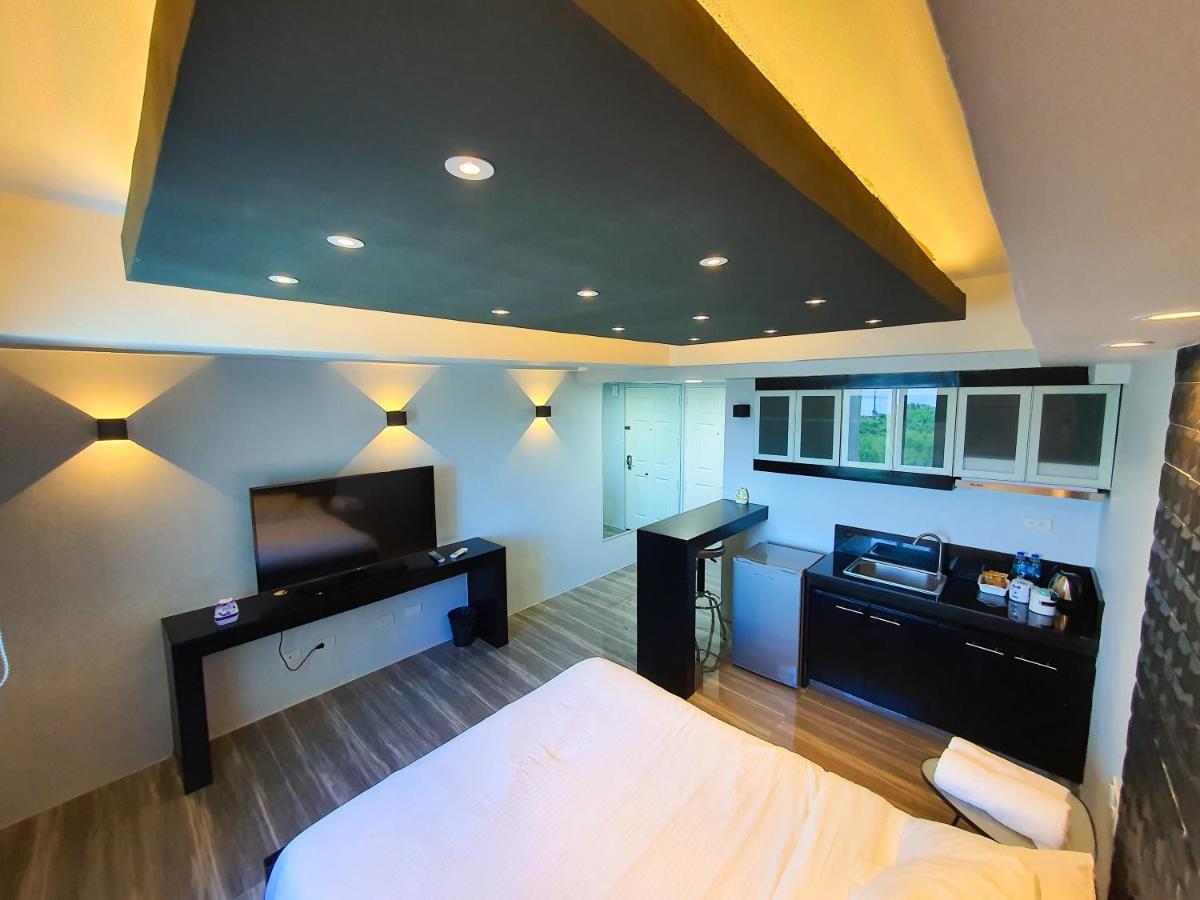מנילה Burgundy Mckinley Place Service Apartment מראה חיצוני תמונה