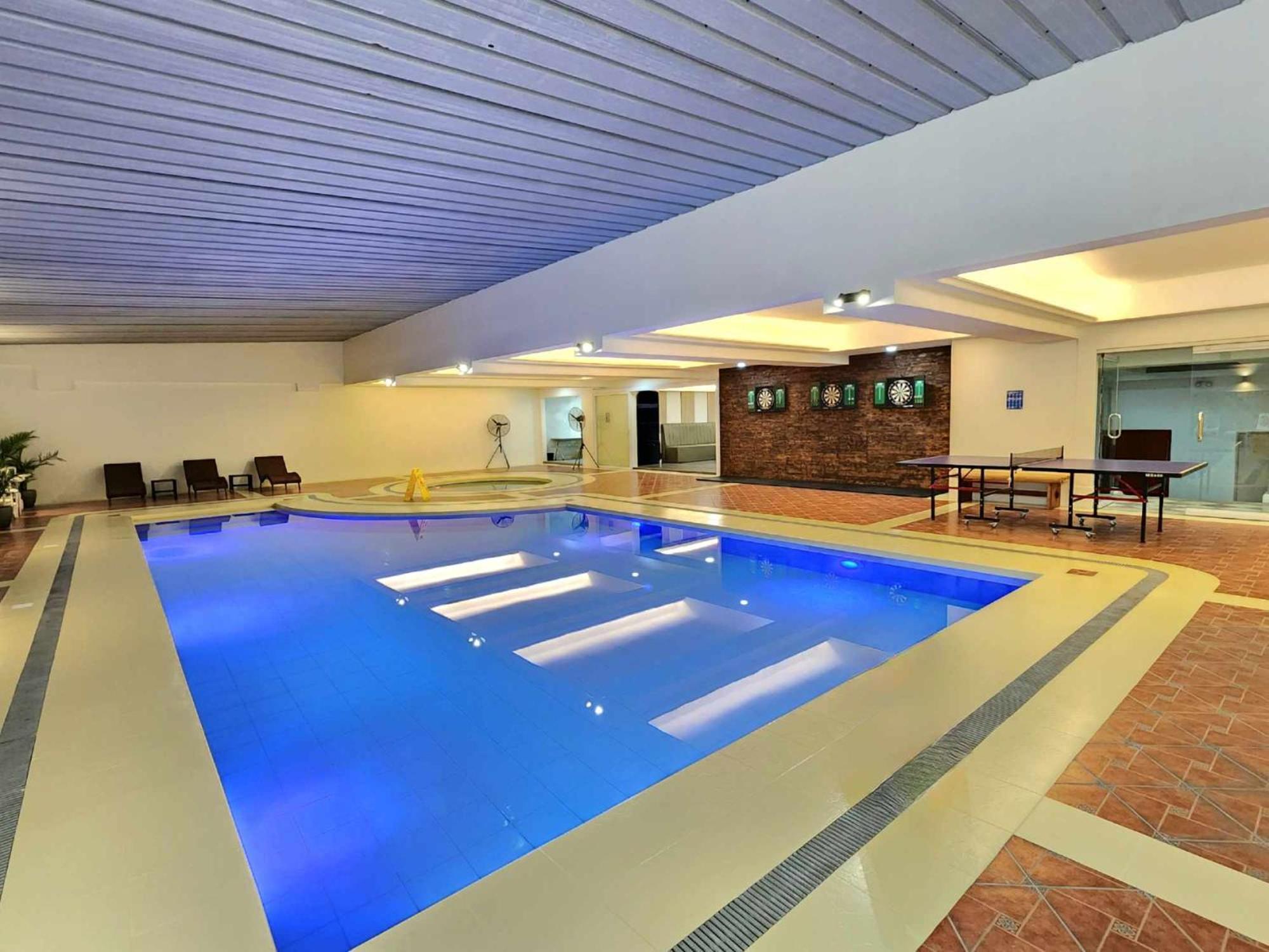 מנילה Burgundy Mckinley Place Service Apartment מראה חיצוני תמונה
