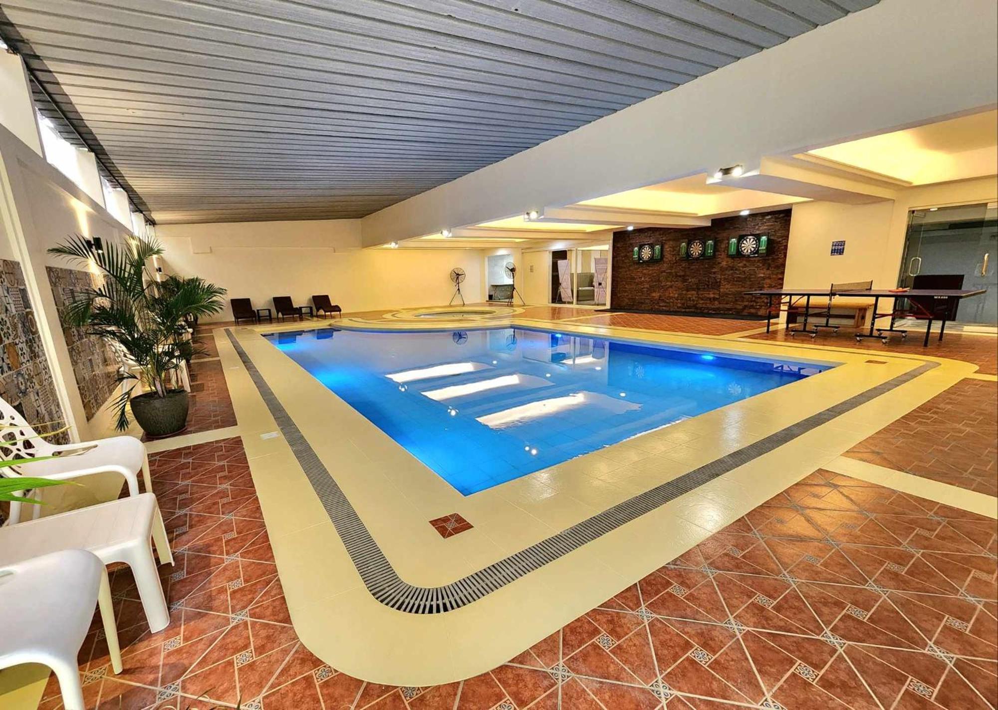 מנילה Burgundy Mckinley Place Service Apartment מראה חיצוני תמונה