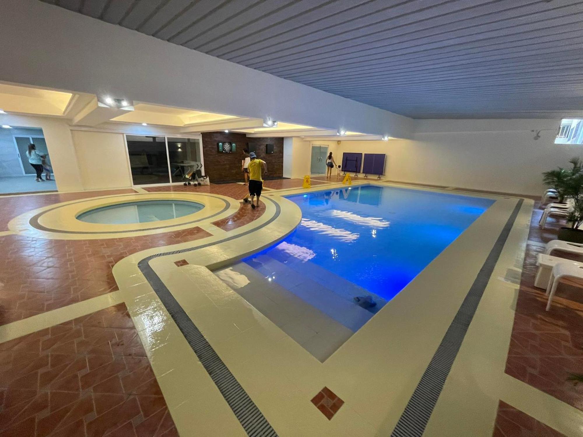 מנילה Burgundy Mckinley Place Service Apartment מראה חיצוני תמונה