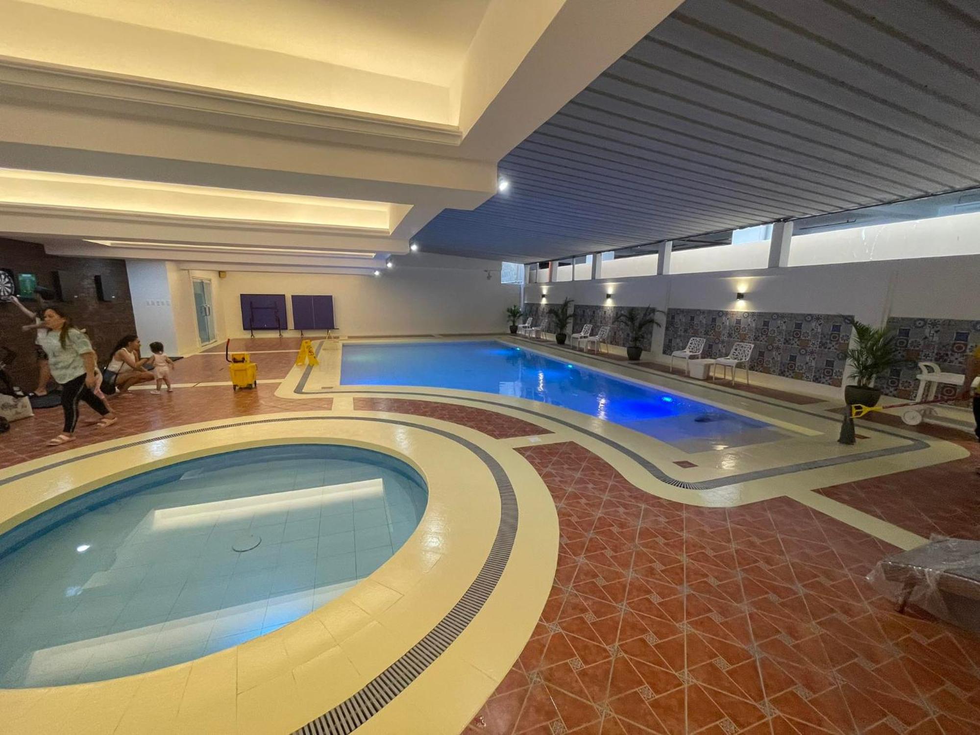 מנילה Burgundy Mckinley Place Service Apartment מראה חיצוני תמונה