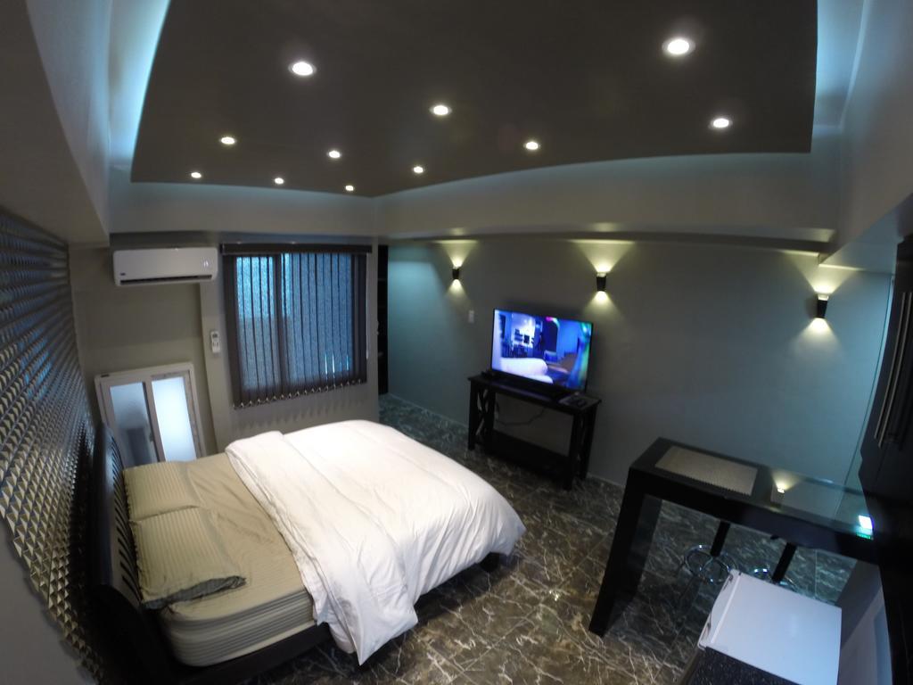 מנילה Burgundy Mckinley Place Service Apartment מראה חיצוני תמונה