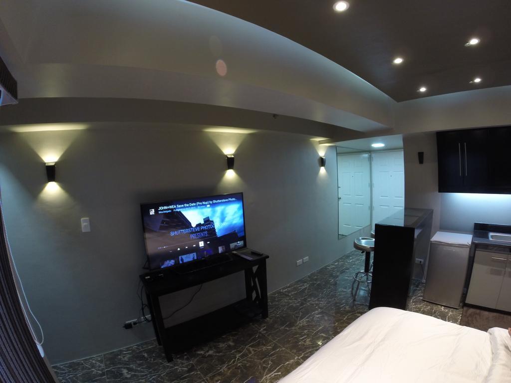 מנילה Burgundy Mckinley Place Service Apartment מראה חיצוני תמונה