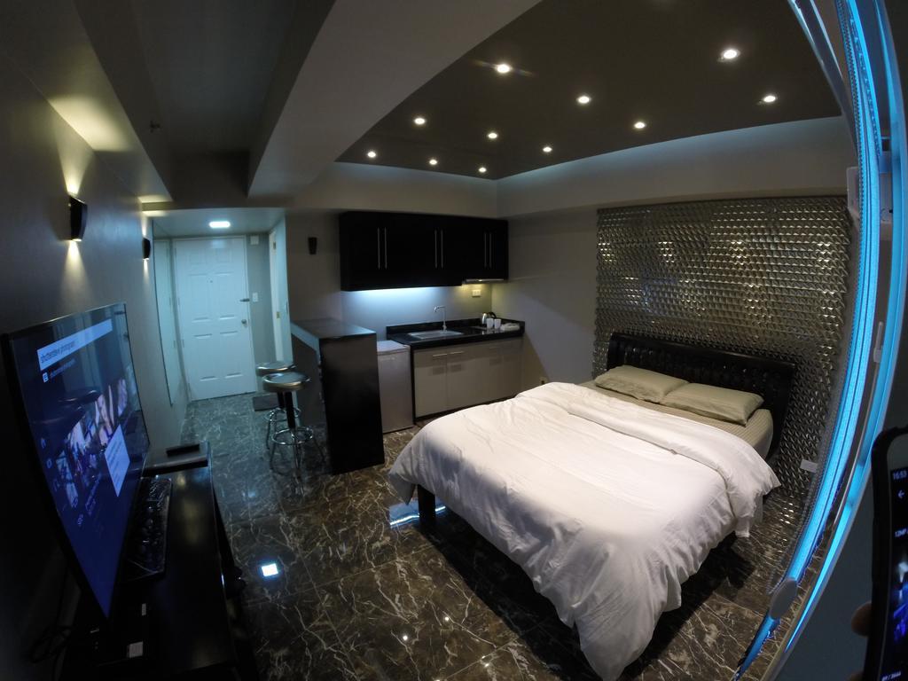 מנילה Burgundy Mckinley Place Service Apartment מראה חיצוני תמונה