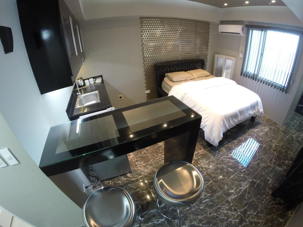 מנילה Burgundy Mckinley Place Service Apartment מראה חיצוני תמונה
