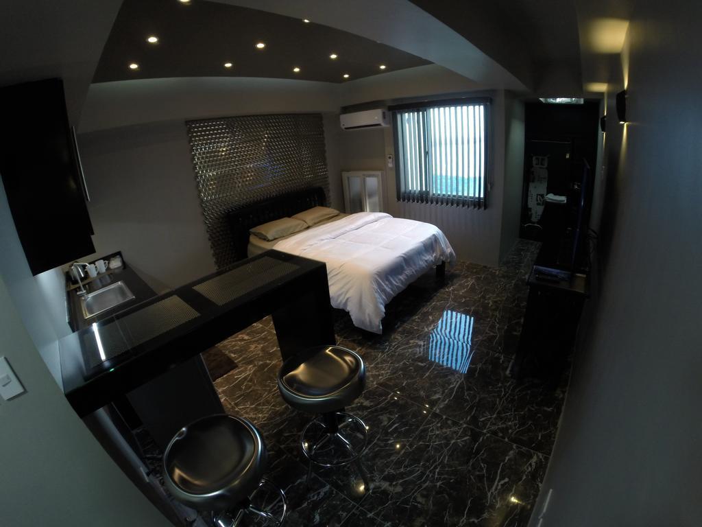 מנילה Burgundy Mckinley Place Service Apartment מראה חיצוני תמונה