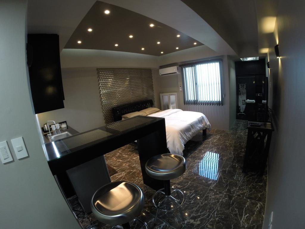 מנילה Burgundy Mckinley Place Service Apartment מראה חיצוני תמונה