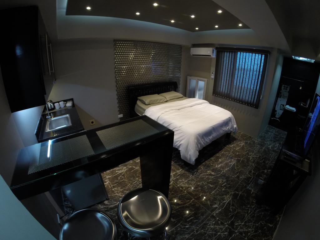 מנילה Burgundy Mckinley Place Service Apartment מראה חיצוני תמונה