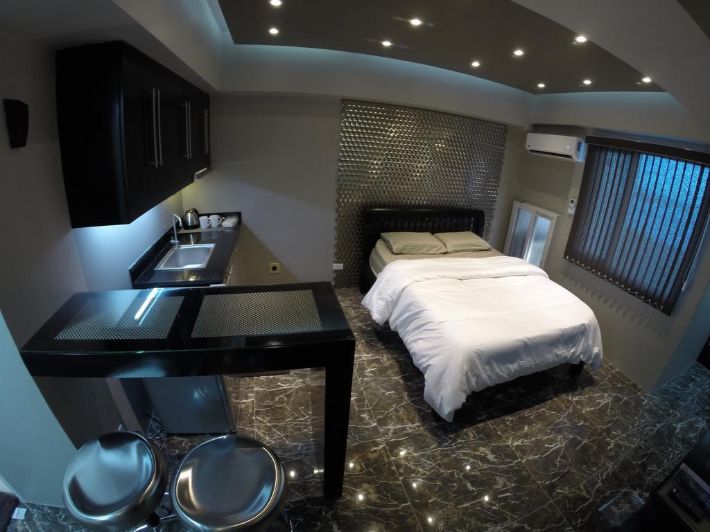 מנילה Burgundy Mckinley Place Service Apartment מראה חיצוני תמונה