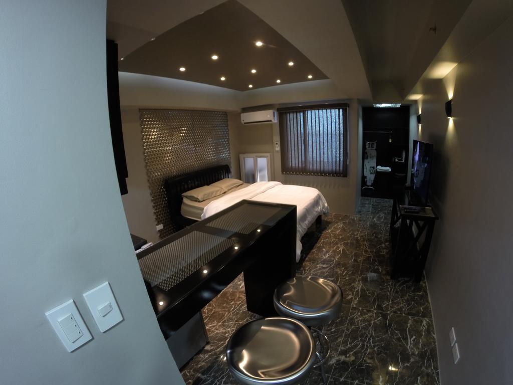 מנילה Burgundy Mckinley Place Service Apartment מראה חיצוני תמונה