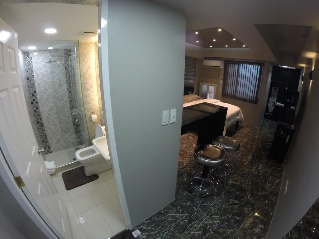 מנילה Burgundy Mckinley Place Service Apartment מראה חיצוני תמונה