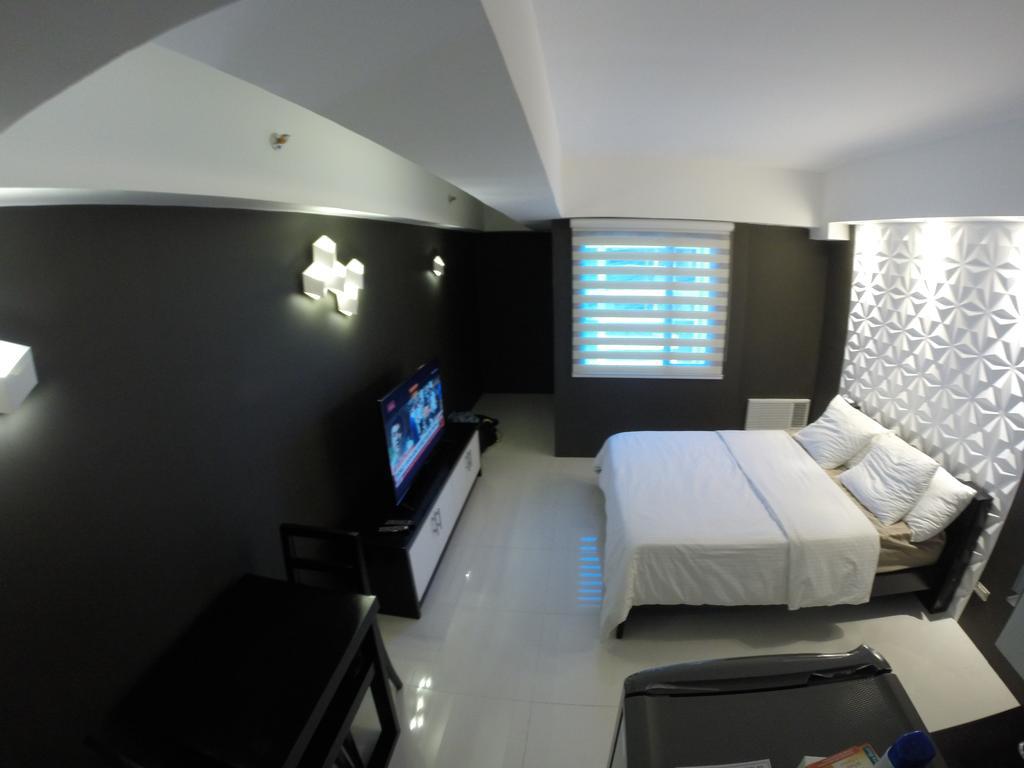 מנילה Burgundy Mckinley Place Service Apartment מראה חיצוני תמונה