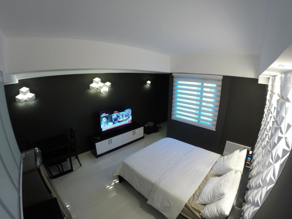 מנילה Burgundy Mckinley Place Service Apartment מראה חיצוני תמונה