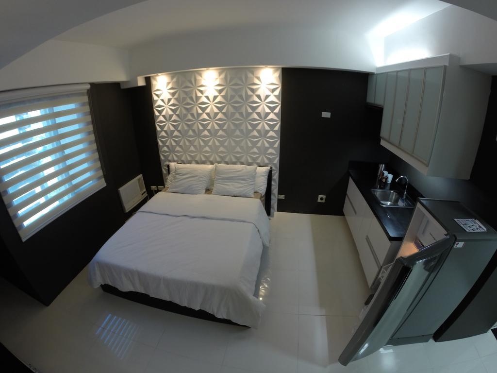 מנילה Burgundy Mckinley Place Service Apartment מראה חיצוני תמונה