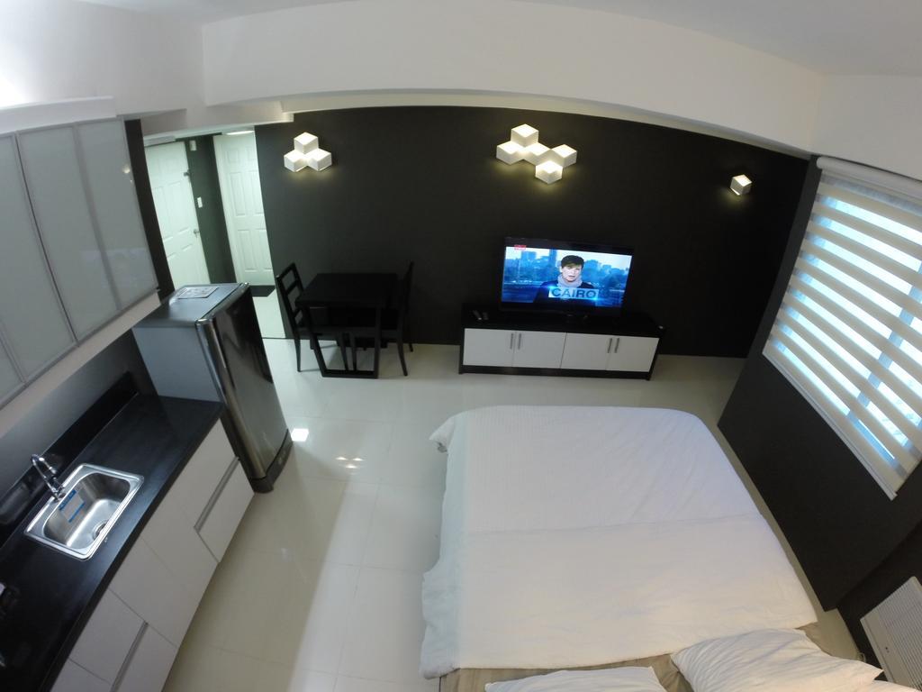 מנילה Burgundy Mckinley Place Service Apartment מראה חיצוני תמונה