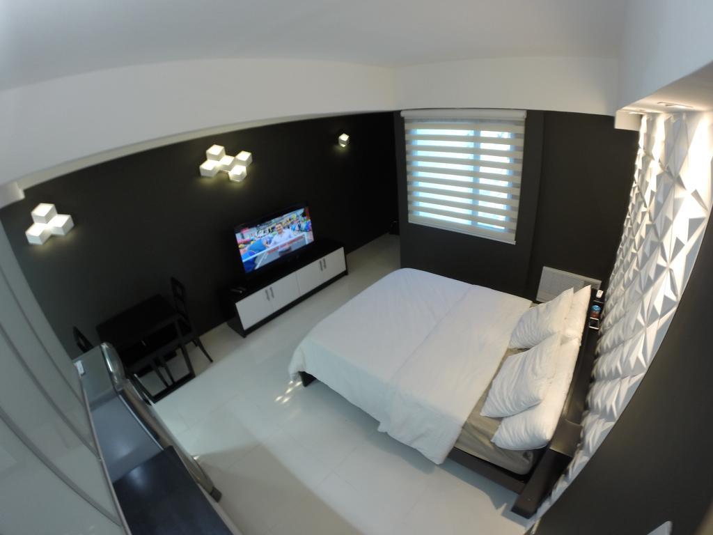 מנילה Burgundy Mckinley Place Service Apartment מראה חיצוני תמונה