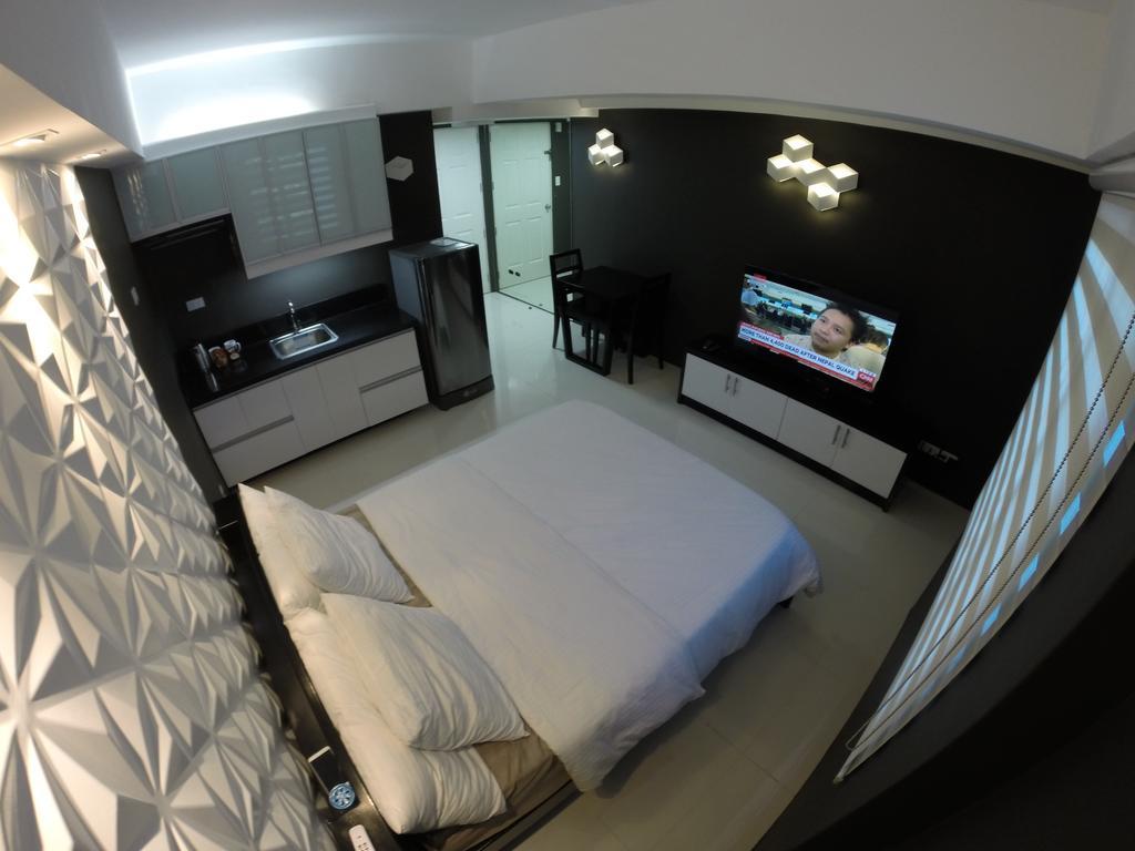 מנילה Burgundy Mckinley Place Service Apartment מראה חיצוני תמונה