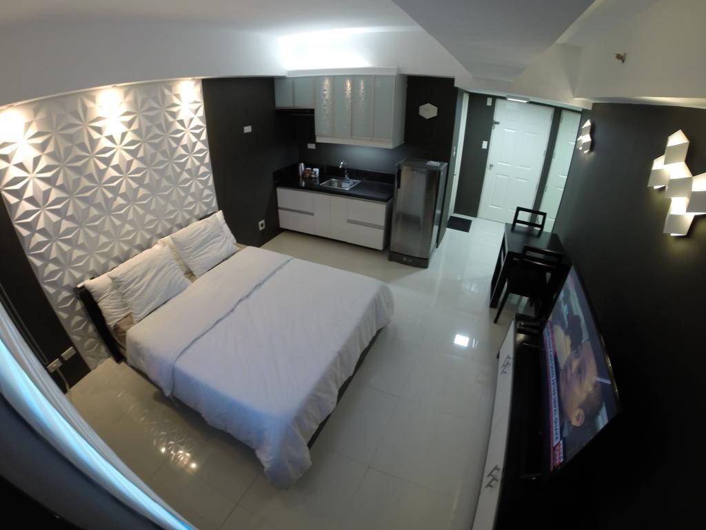 מנילה Burgundy Mckinley Place Service Apartment מראה חיצוני תמונה
