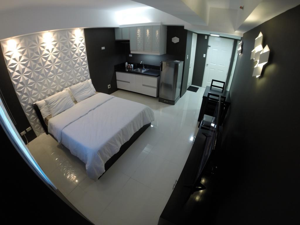 מנילה Burgundy Mckinley Place Service Apartment מראה חיצוני תמונה