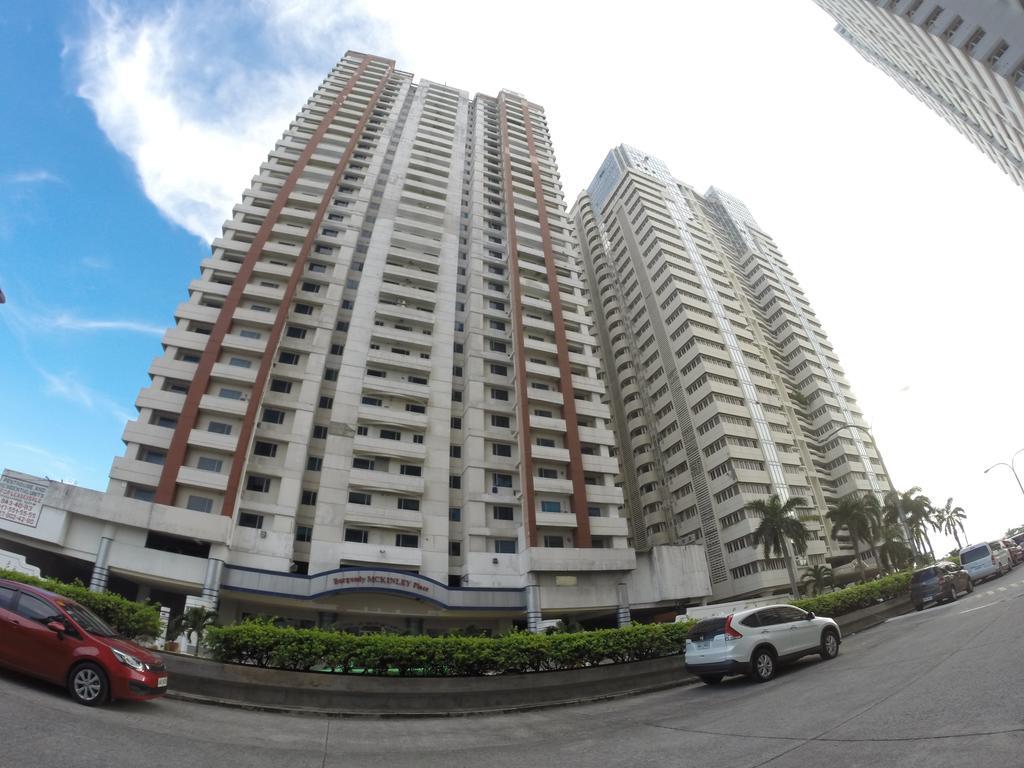 מנילה Burgundy Mckinley Place Service Apartment מראה חיצוני תמונה