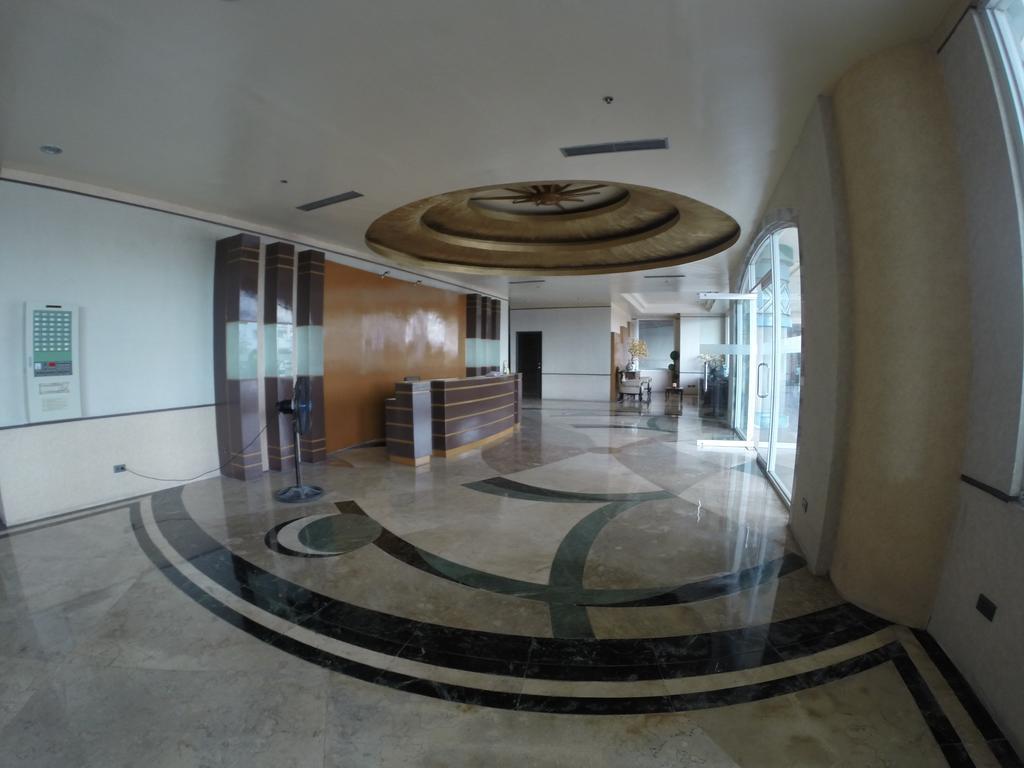 מנילה Burgundy Mckinley Place Service Apartment מראה חיצוני תמונה