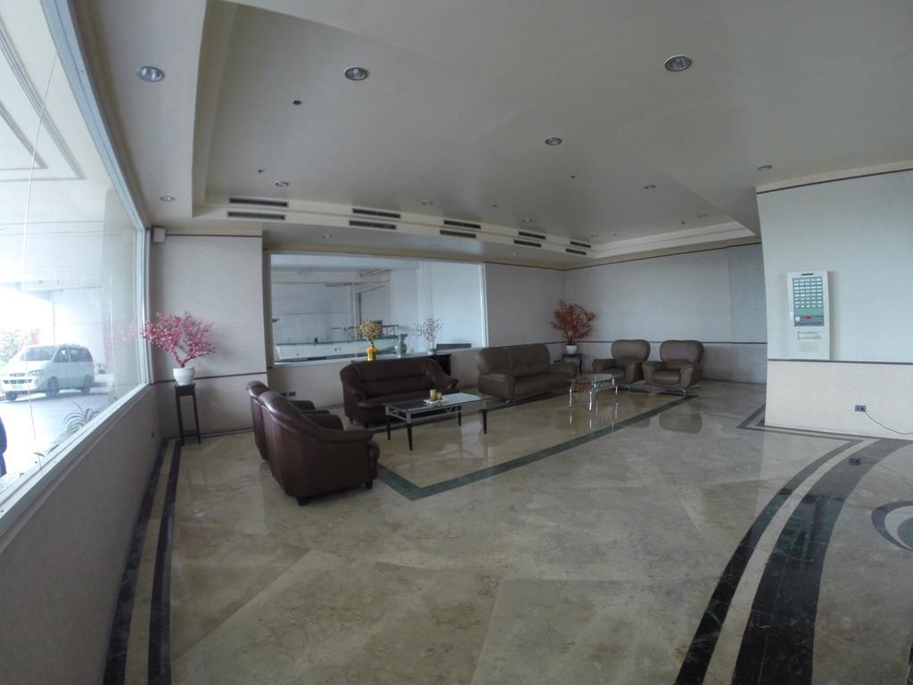 מנילה Burgundy Mckinley Place Service Apartment מראה חיצוני תמונה