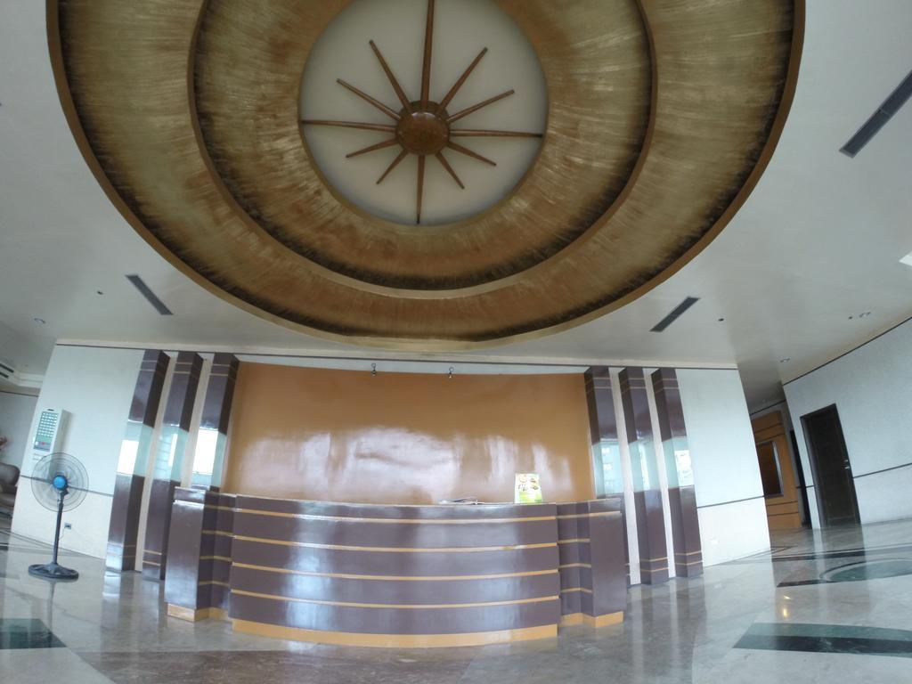 מנילה Burgundy Mckinley Place Service Apartment מראה חיצוני תמונה