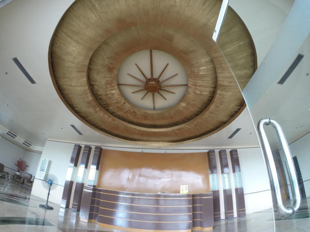 מנילה Burgundy Mckinley Place Service Apartment מראה חיצוני תמונה